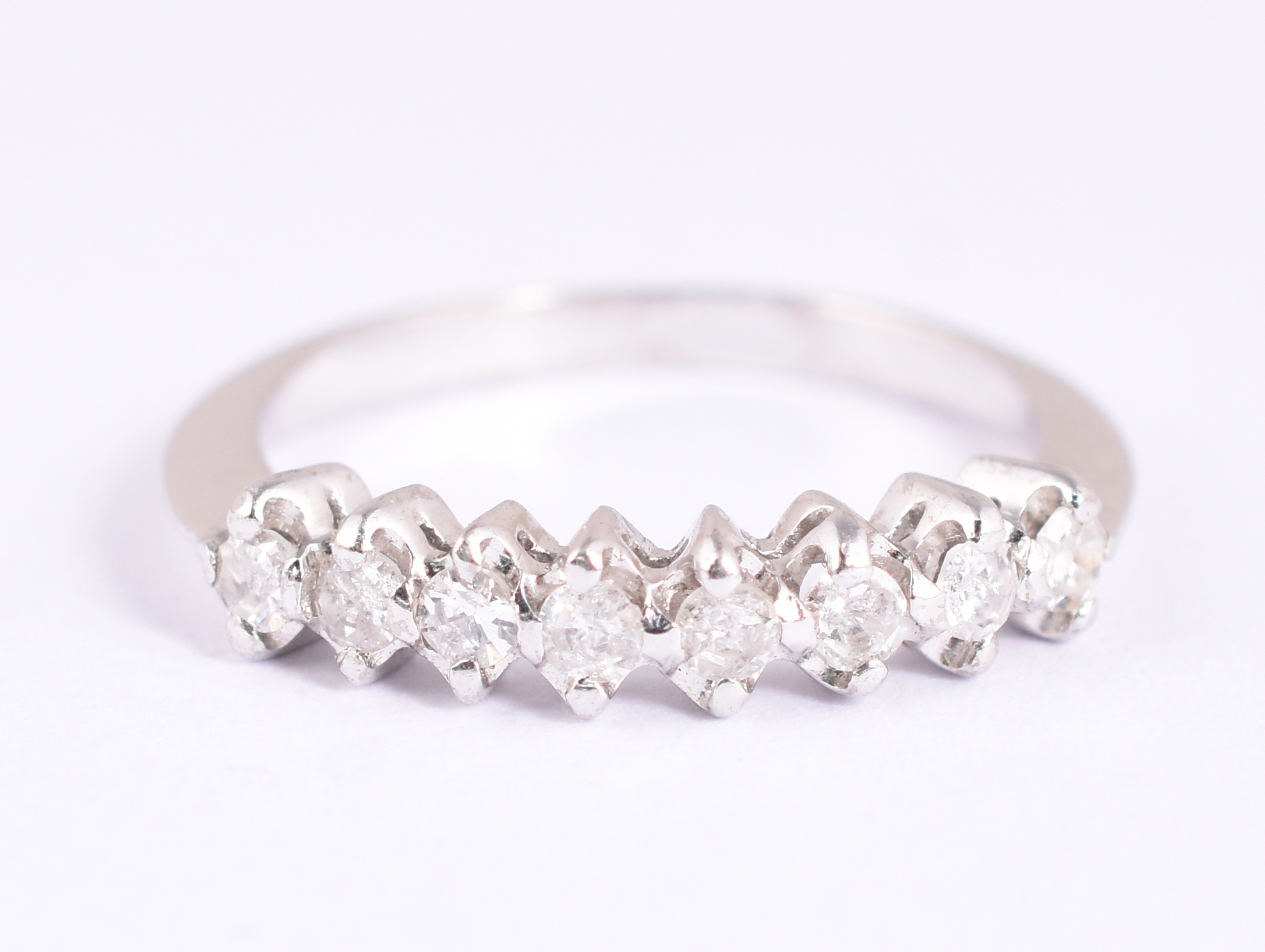 Meia aliança de ouro branco, 8 brilhantes de 0,05 ct cada, total 0,40... - foto 1 de 3