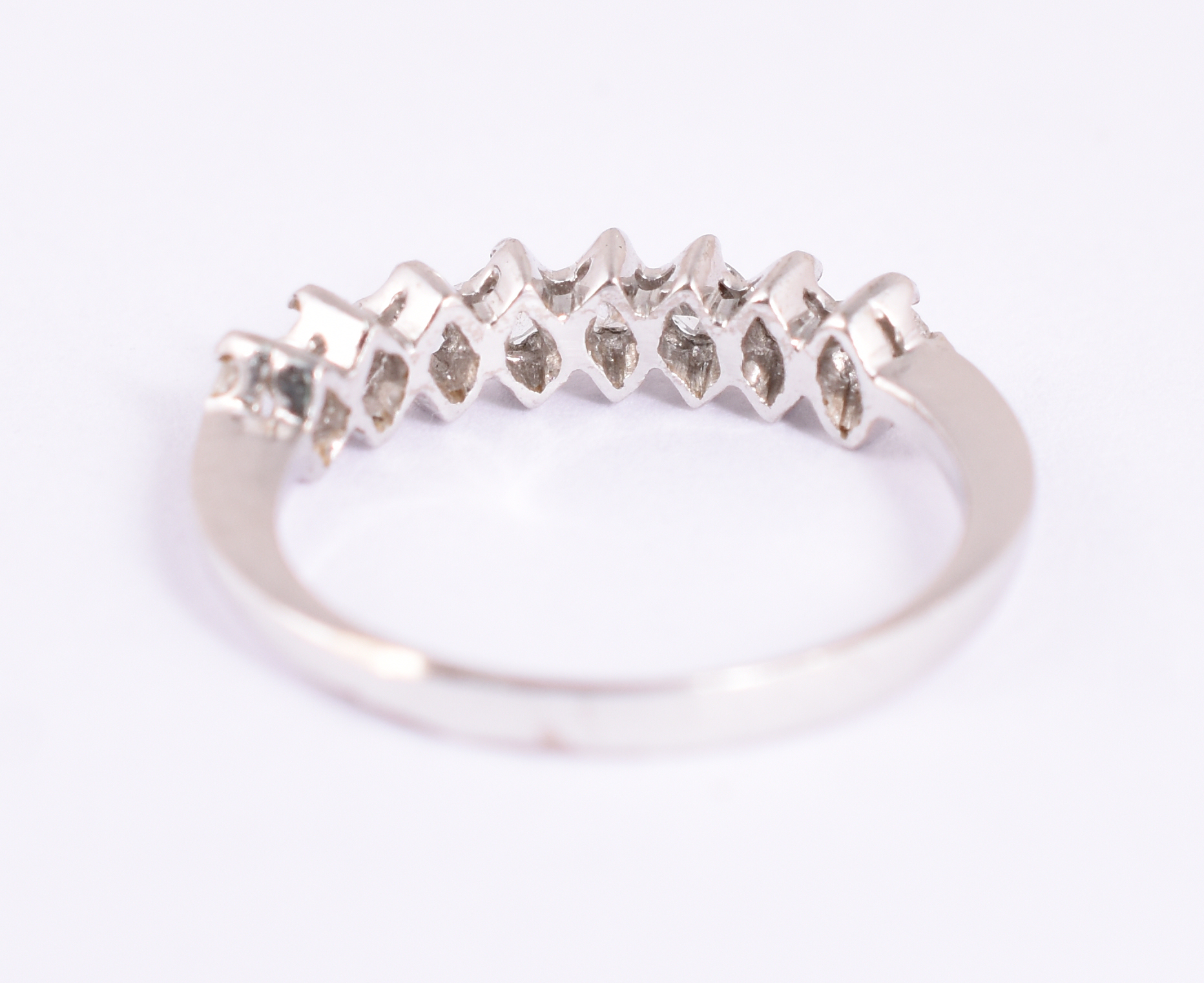 Meia aliança de ouro branco, 8 brilhantes de 0,05 ct cada, total 0,40... - foto 3 de 3