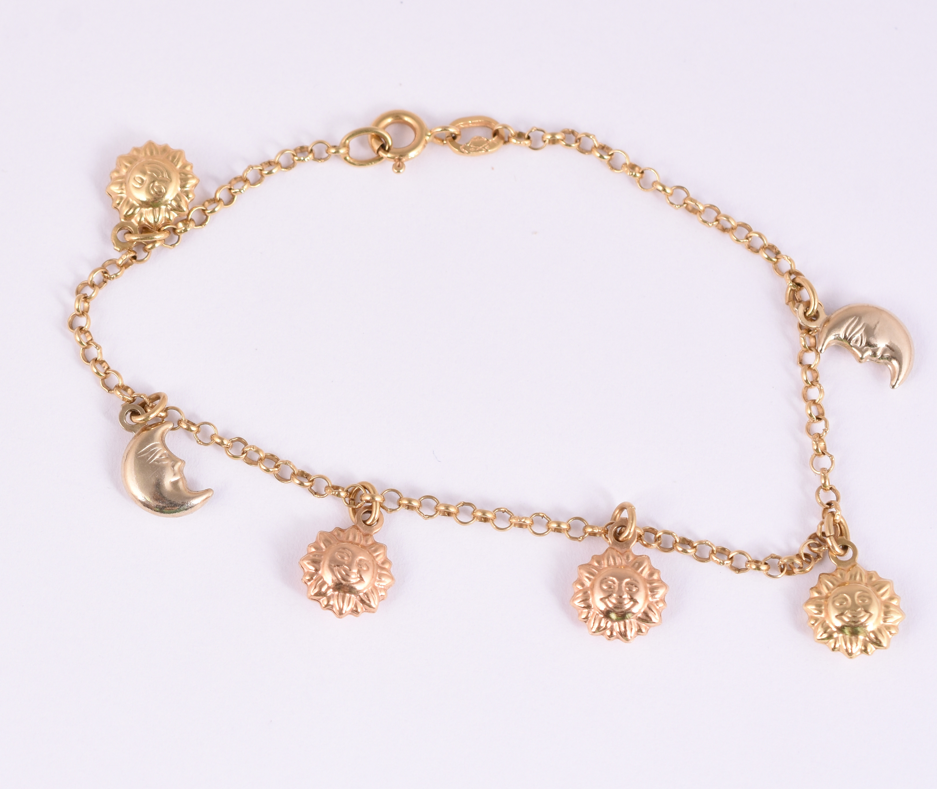 Pulseira de ouro amarelo 18 k com pingente. (por questão de segurança... - foto 2 de 4