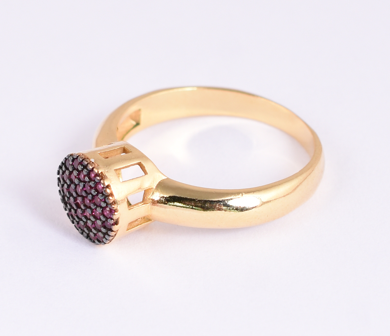 Anel de ouro amarelo com rubis minúsculos, aro 21. (por questão de... - foto 2 de 3