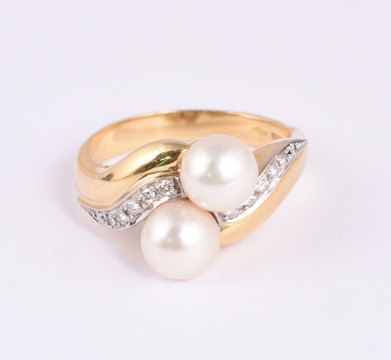 Anel de ouro amarelo 18 k com 2 pérolas e 12 brilhantes, aro 17. (por... - foto 1 de 4
