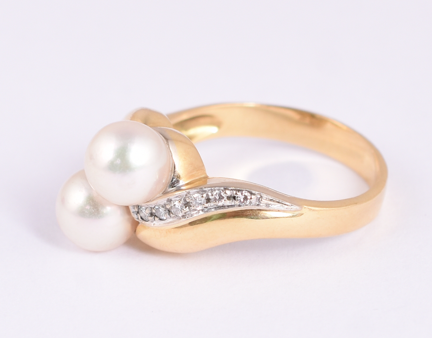Anel de ouro amarelo 18 k com 2 pérolas e 12 brilhantes, aro 17. (por... - foto 2 de 4