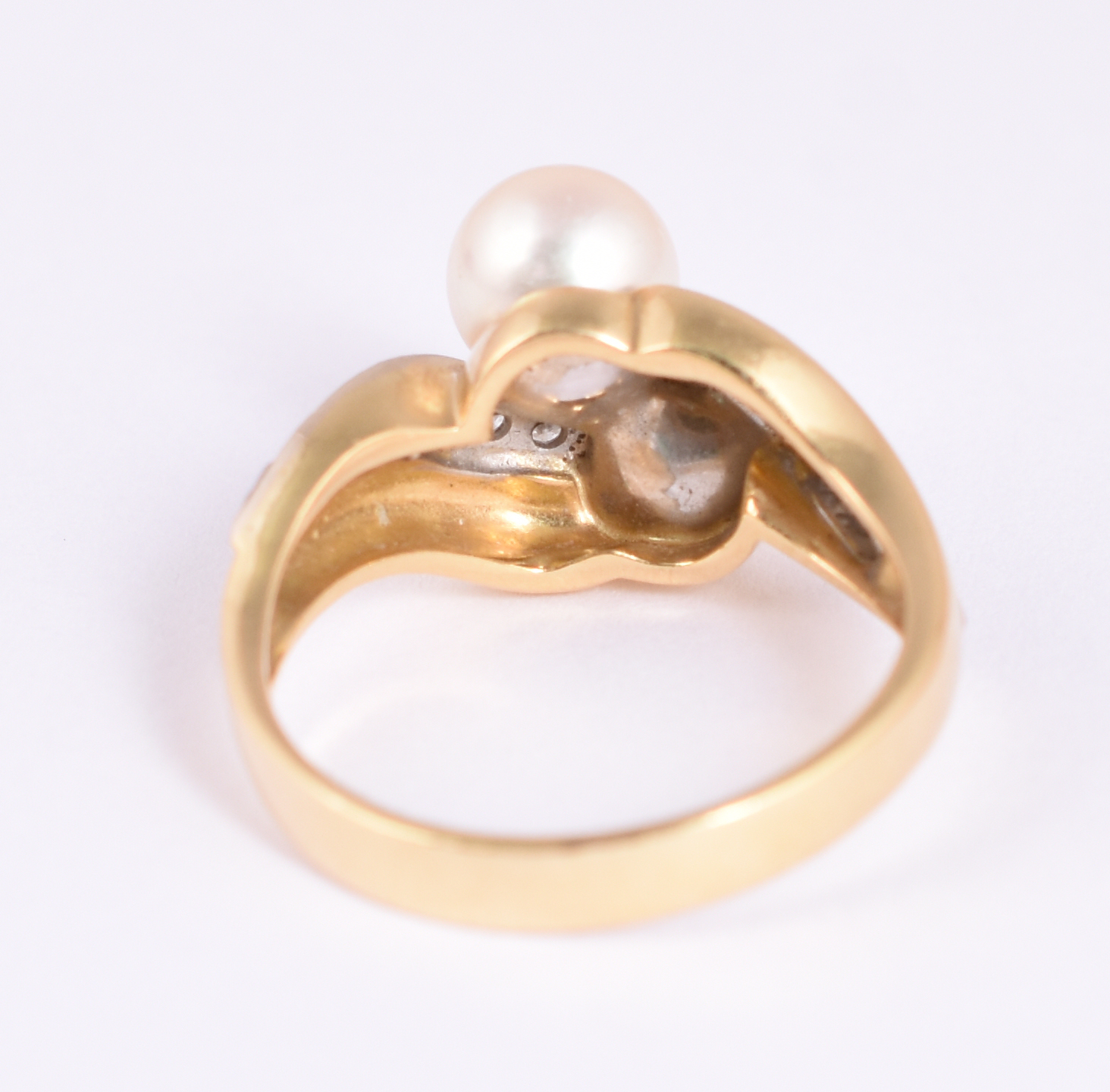 Anel de ouro amarelo 18 k com 2 pérolas e 12 brilhantes, aro 17. (por... - foto 3 de 4