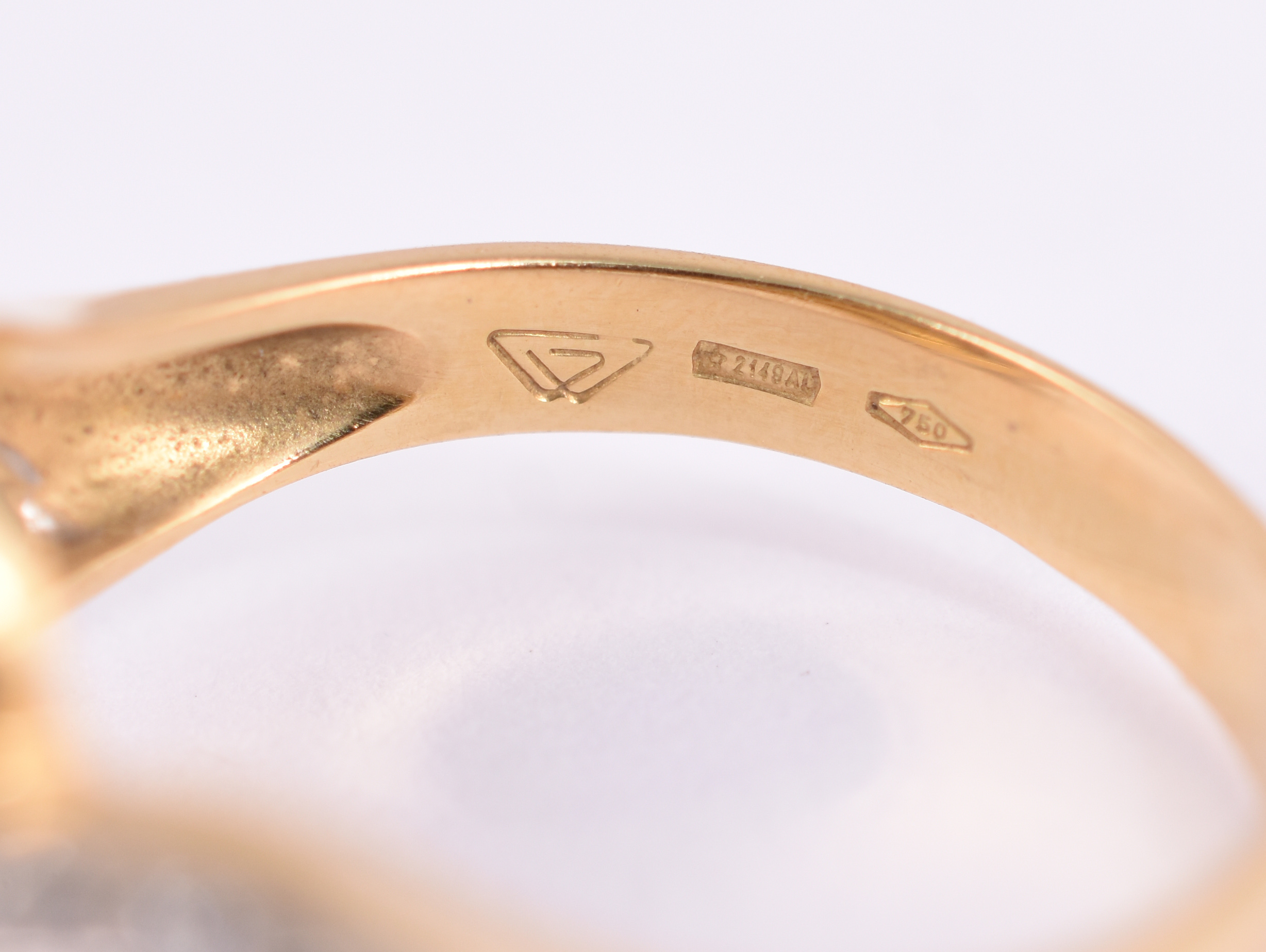 Anel de ouro amarelo 18 k com 2 pérolas e 12 brilhantes, aro 17. (por... - foto 4 de 4