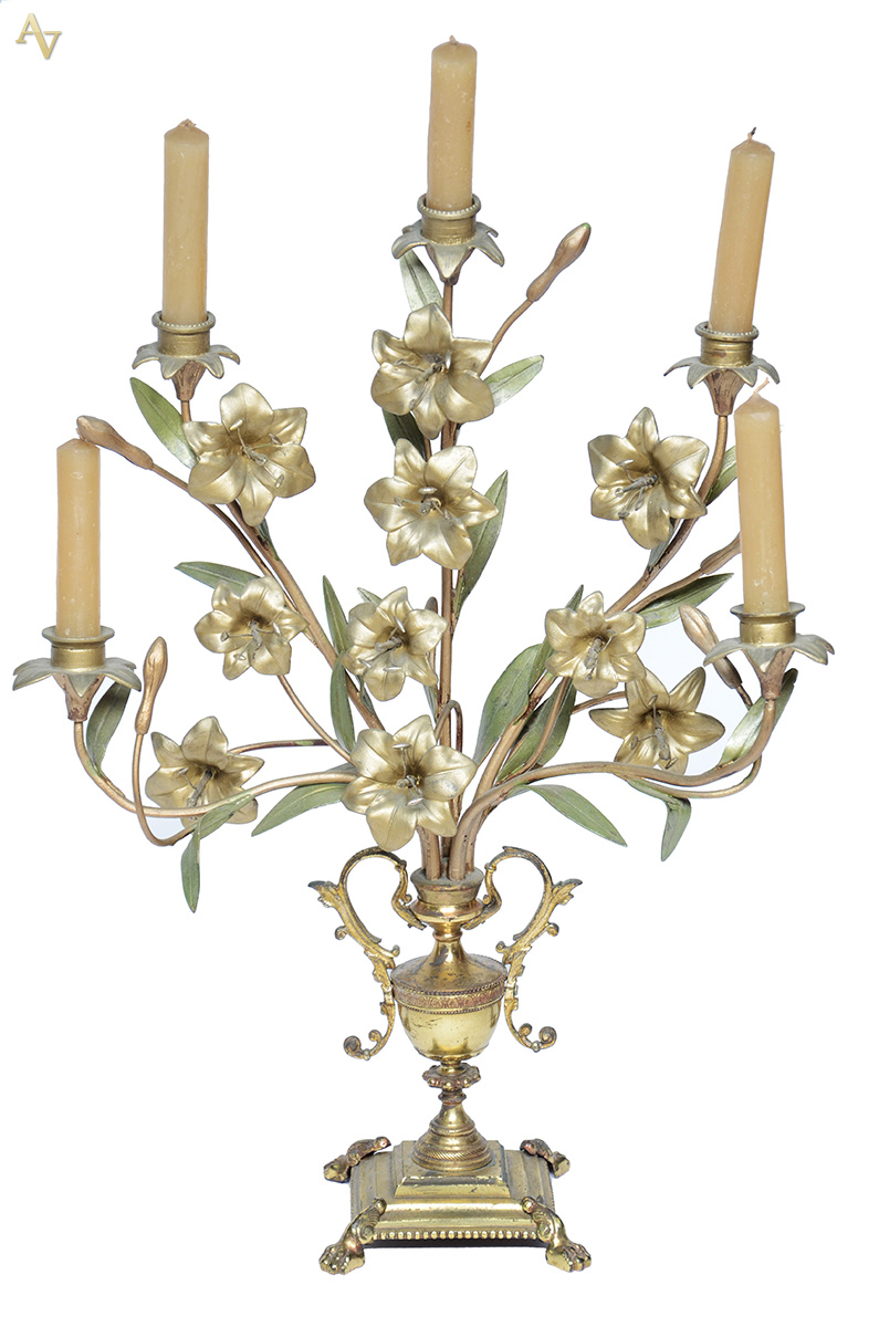 Candelabro de metal dourado para 5 velas, pés em garra com base...