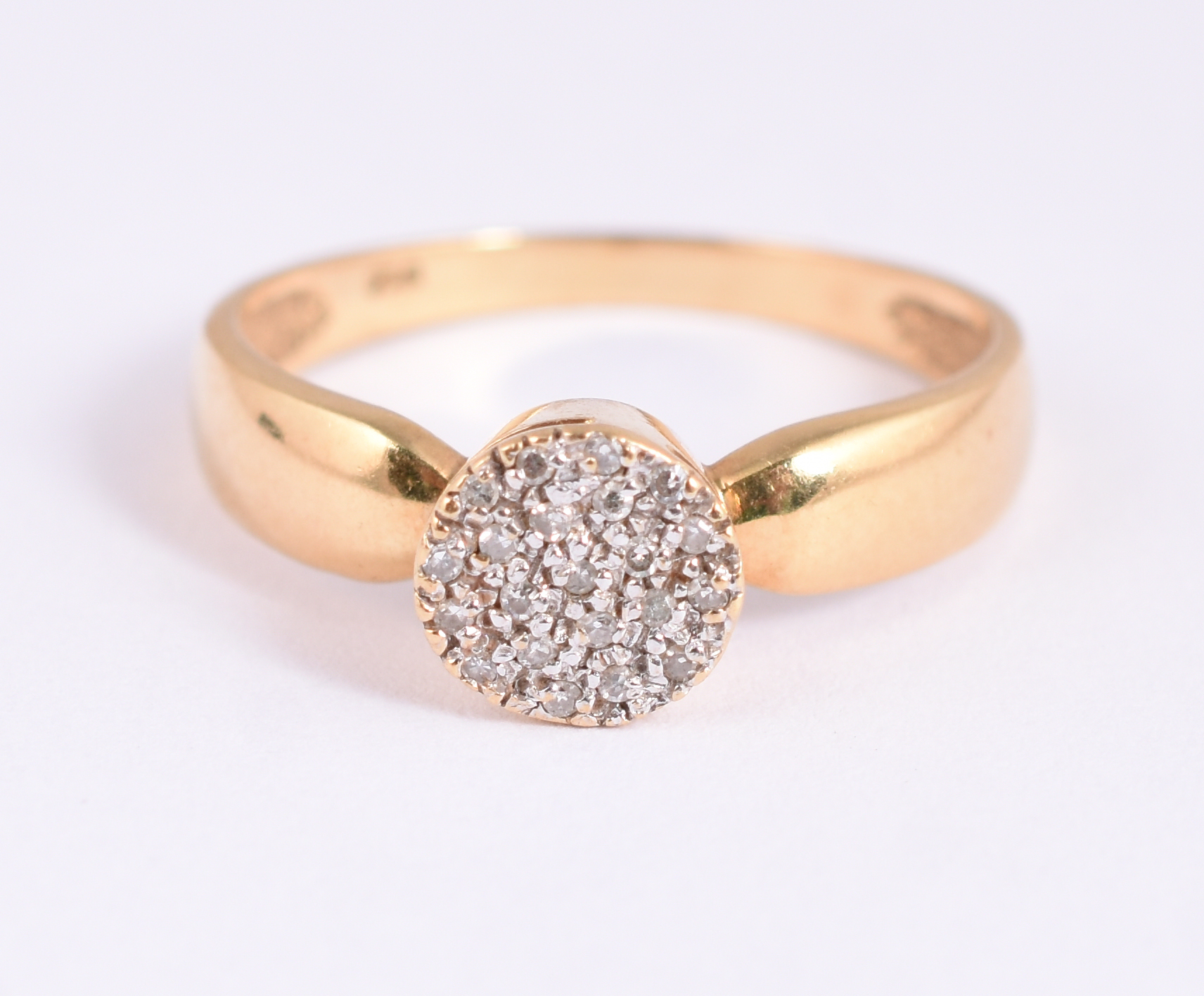 Anel de ouro amarelo 18 k com brilhantes minúsculos, aro 20. (por... - foto 1 de 4