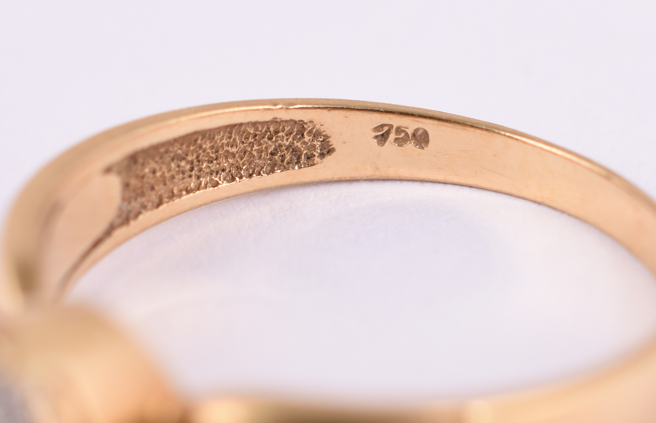Anel de ouro amarelo 18 k com brilhantes minúsculos, aro 20. (por... - foto 3 de 4