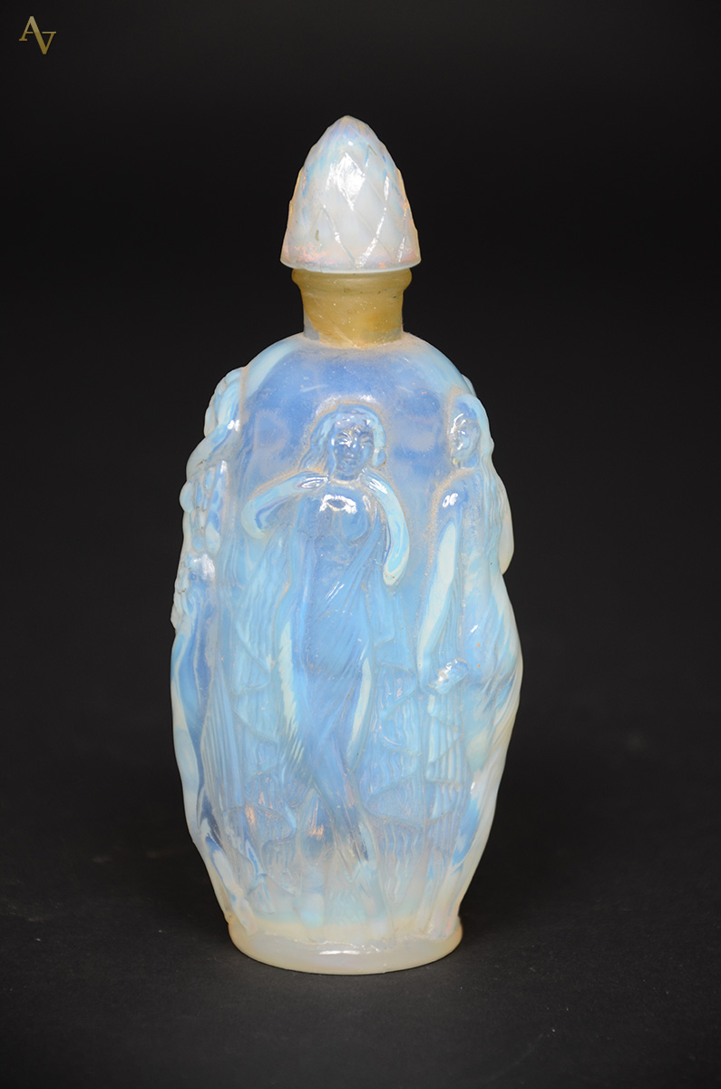 Sabino - Perfumeiro de cristal opalinado com figuras femininas em... - foto 2 de 3
