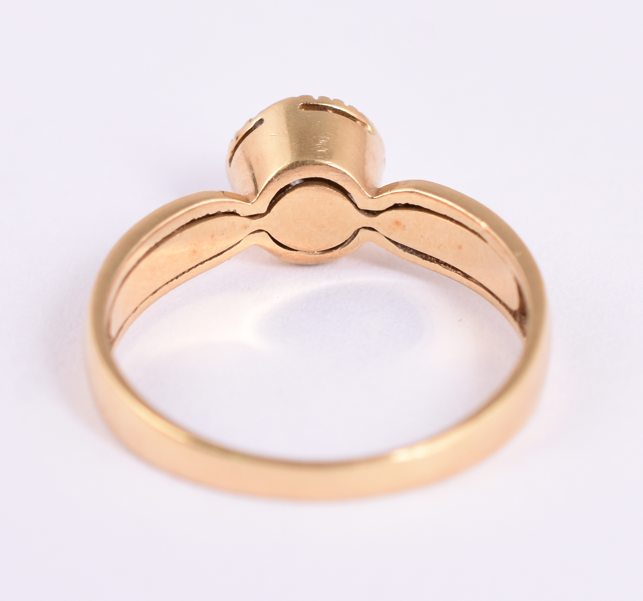 Anel de ouro amarelo 18 k com brilhantes minúsculos, aro 20. (por... - foto 4 de 4