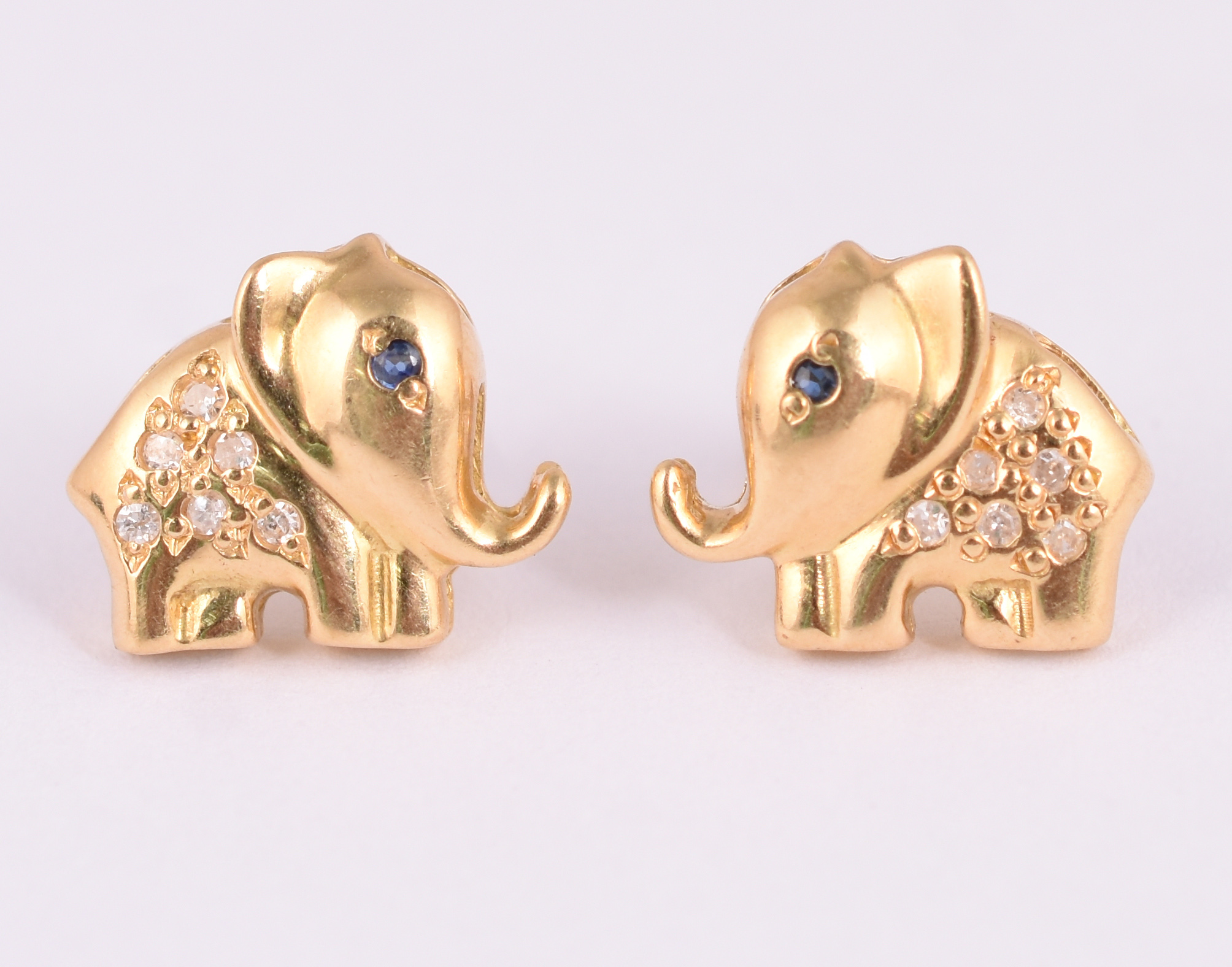Par de brincos de ouro amarelo 18 k representando elefante com 6... - foto 1 de 3