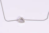 Gargantilha de ouro branco com pingente com 18 ... - Gargantilha de ouro branco com pingente com 18 brilhantes e pedra. (por questão de segurança a peça não se encontra na loja).