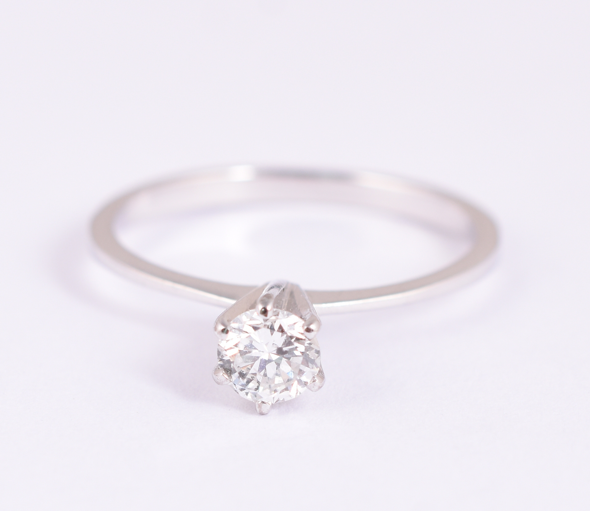 Anel solitário de ouro banco com 1 brilhante de 0,33 ct, (com pequeno... - foto 1 de 3