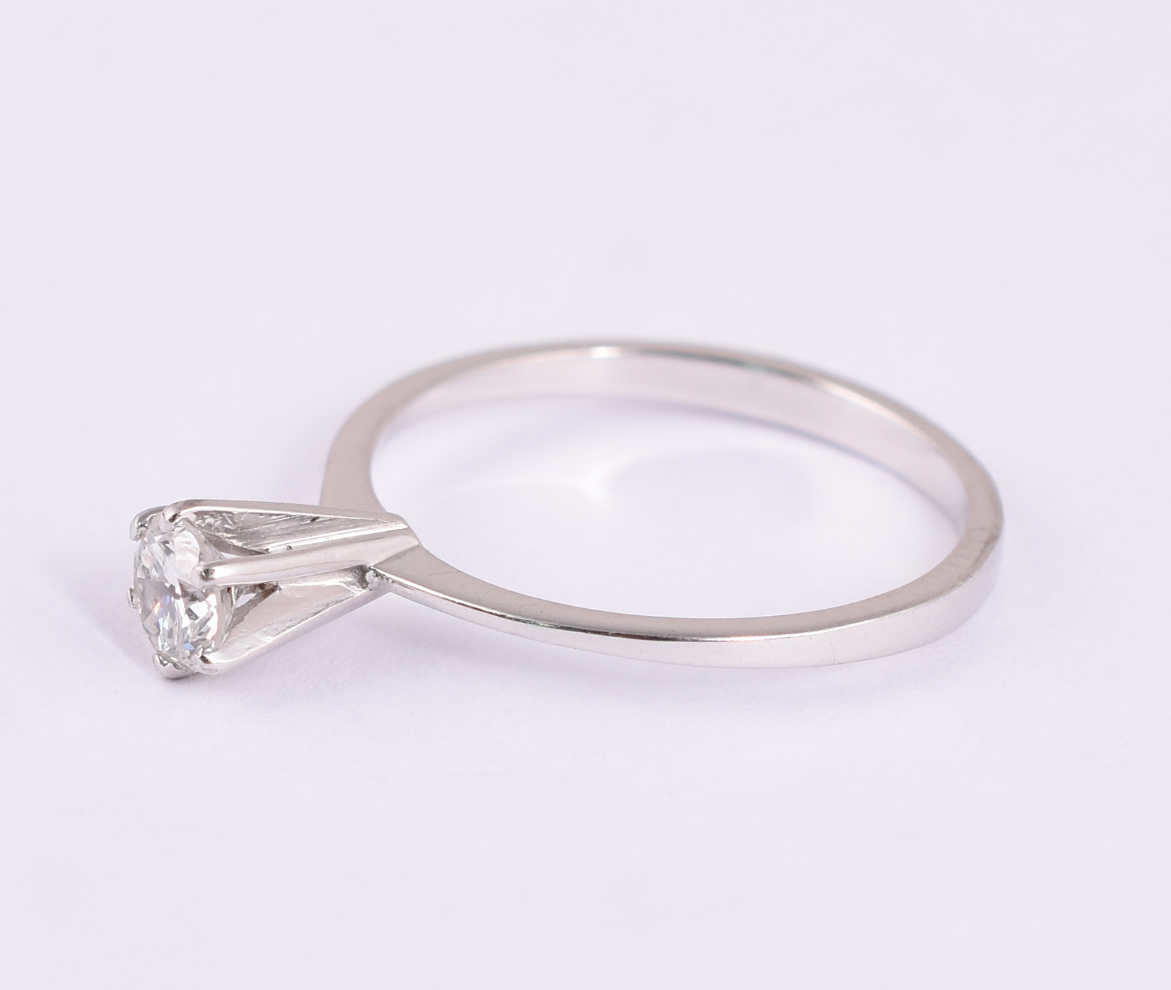 Anel solitário de ouro banco com 1 brilhante de 0,33 ct, (com pequeno... - foto 2 de 3