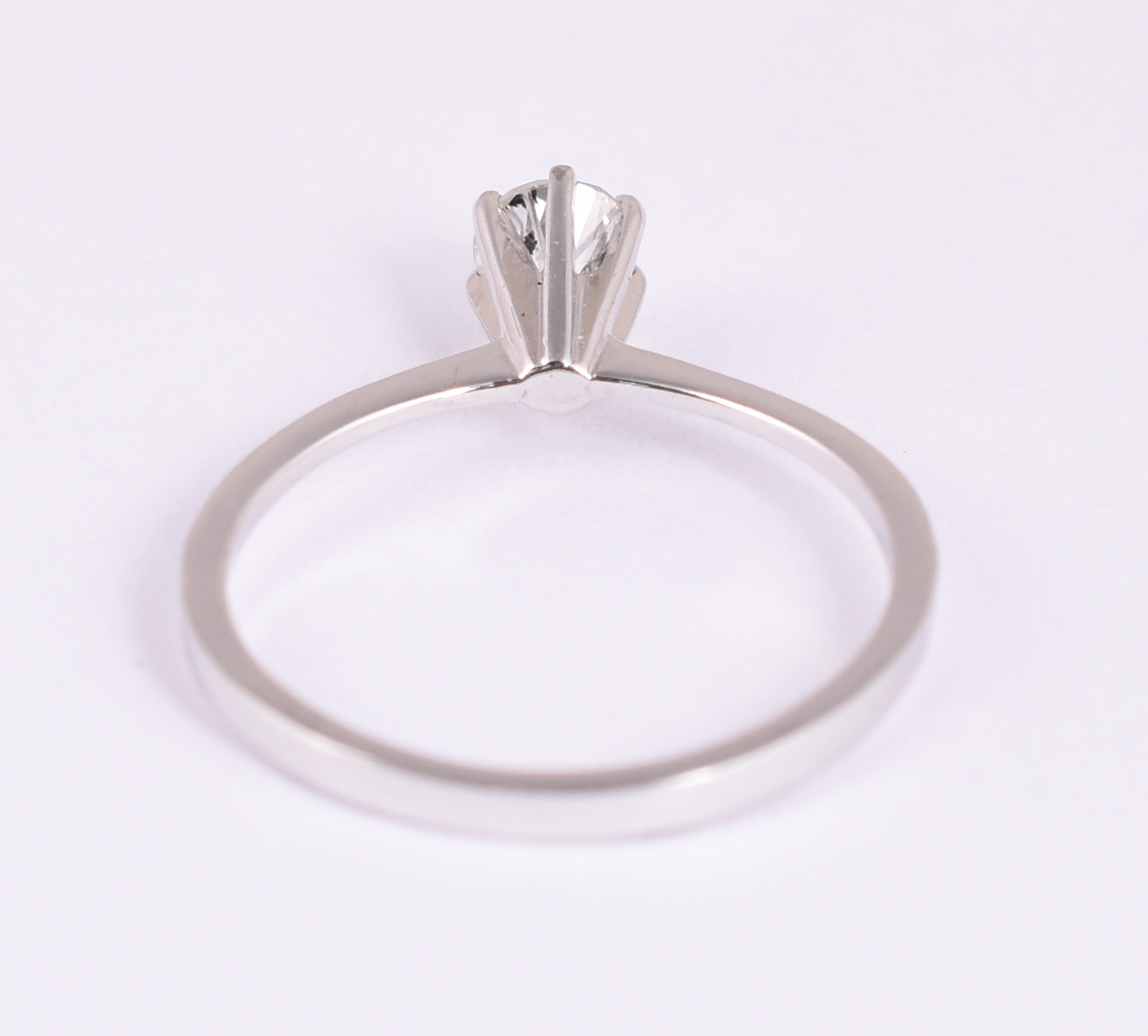 Anel solitário de ouro banco com 1 brilhante de 0,33 ct, (com pequeno... - foto 3 de 3