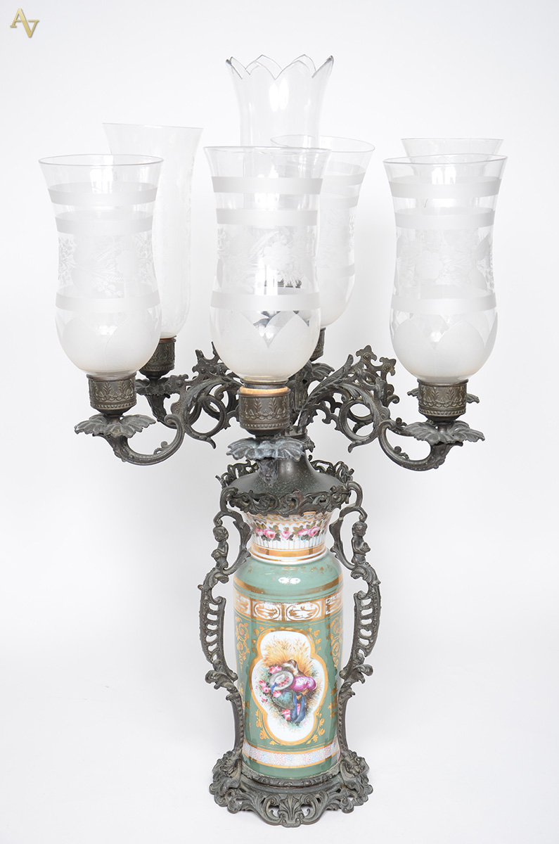 Candelabro de bronze para 7 velas decorado com figuras estilizadas e... - foto 1 de 4