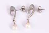 Par de brincos de ouro branco e pérola (por que... - Par de brincos de ouro branco e pérola (por questão de segurança a peça não se encontra na loja).