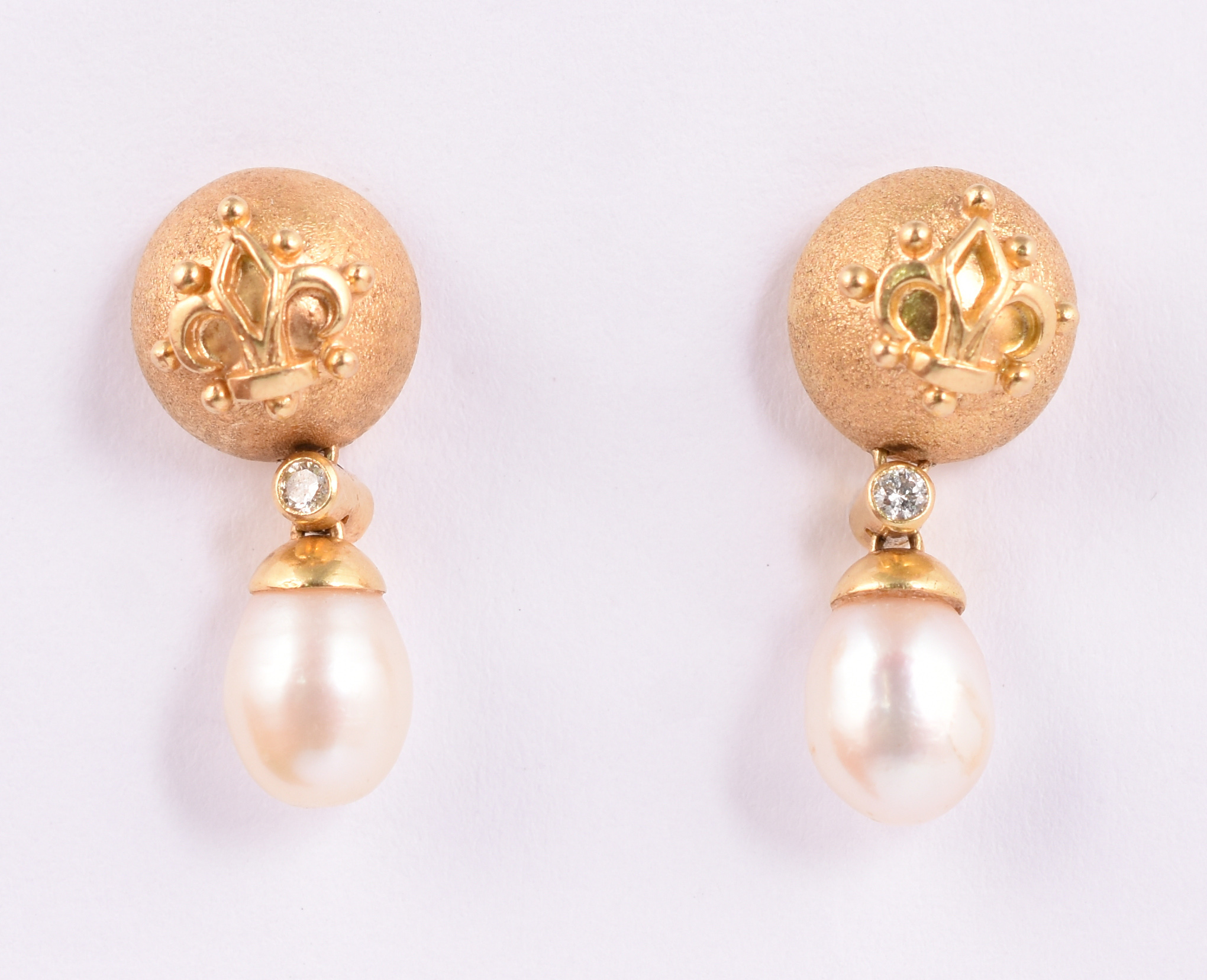 Par de brincos de ouro amarelo 18 k com 2 pérolas. (por questão de... - foto 1 de 3