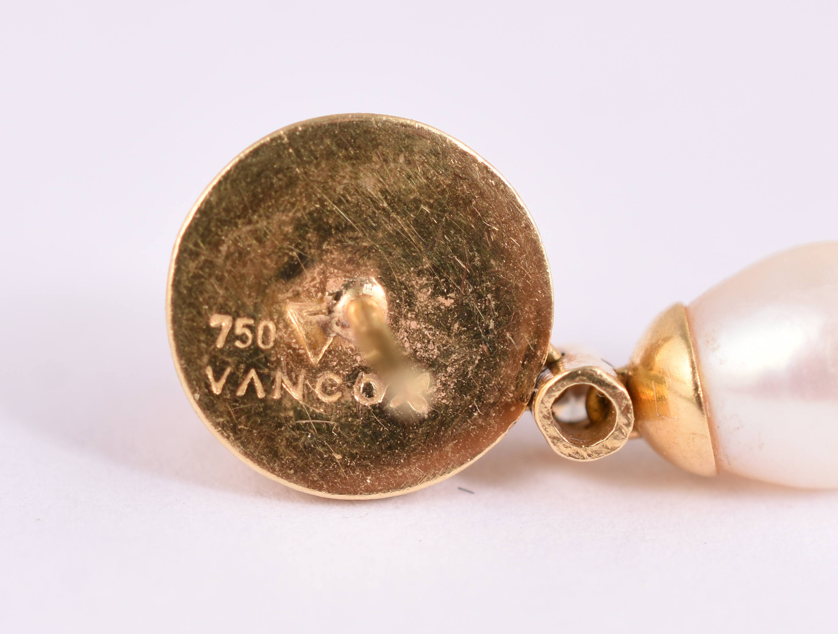 Par de brincos de ouro amarelo 18 k com 2 pérolas. (por questão de... - foto 3 de 3