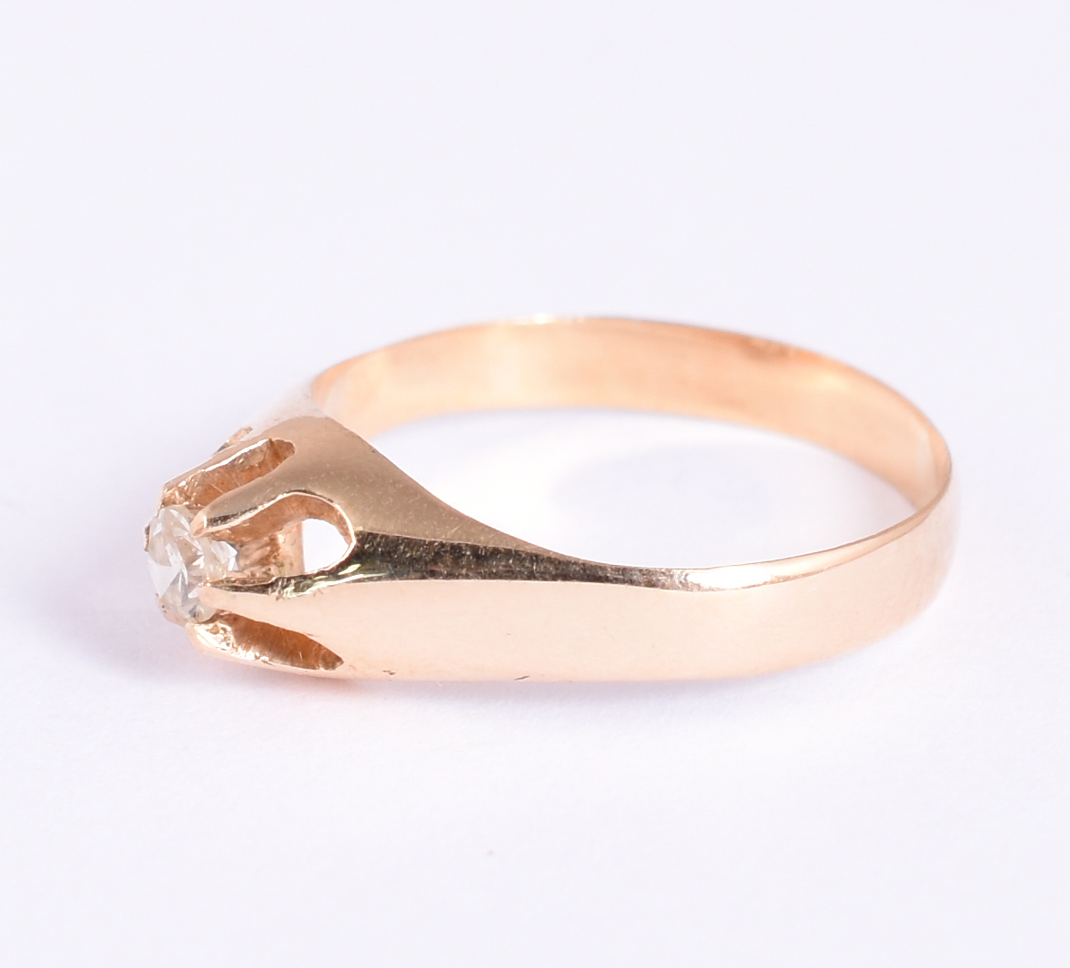 Anel solitário de ouro amarelo 18 k com um brilhante de 0,10 cts, aro... - foto 2 de 3