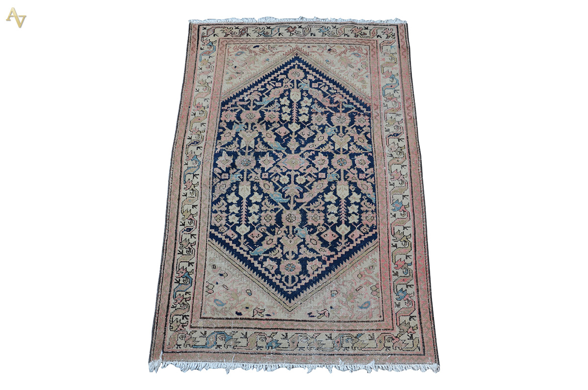 Tapete Hamadam. Medidas 1,94 x 1,27 m (com desgastes).