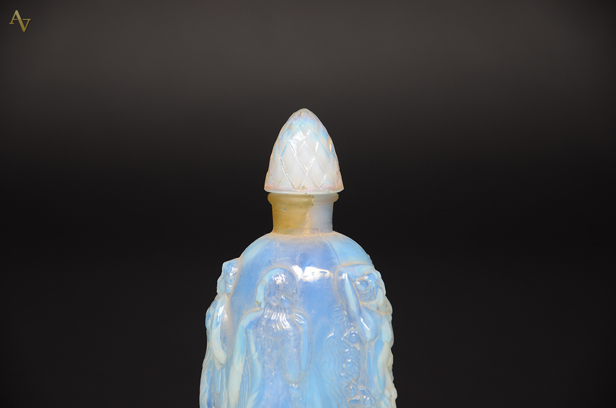 Sabino - Perfumeiro de cristal opalinado com figuras femininas em... - foto 3 de 3
