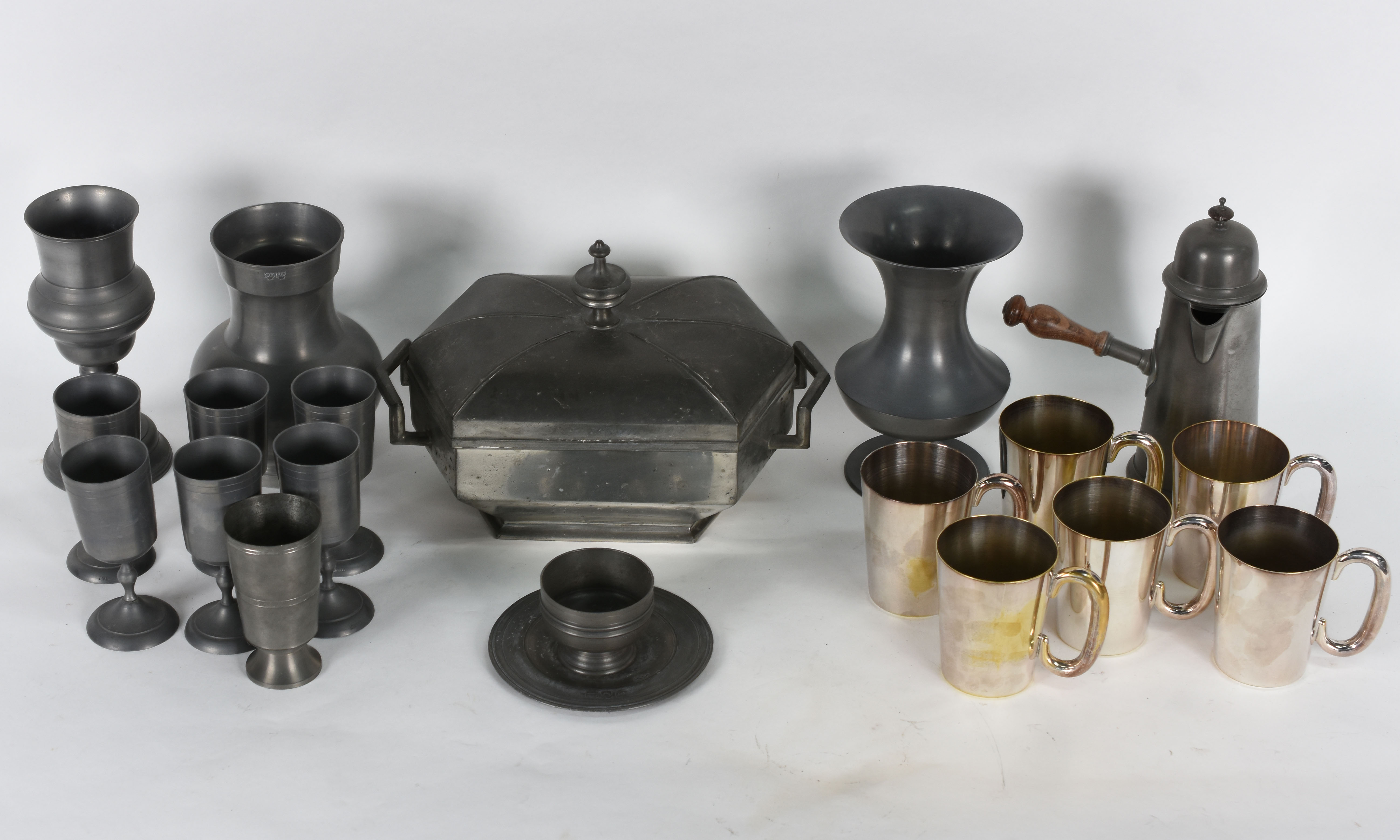 Lote com 17 peças diversas, sendo 11 de estanho e 6 canecas de metal... - foto 1 de 8