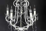 Lustre para 5 lâmpadas, estrutura de metal pint... - Lustre para 5 lâmpadas, estrutura de metal pintado de branco e contas de cristal.