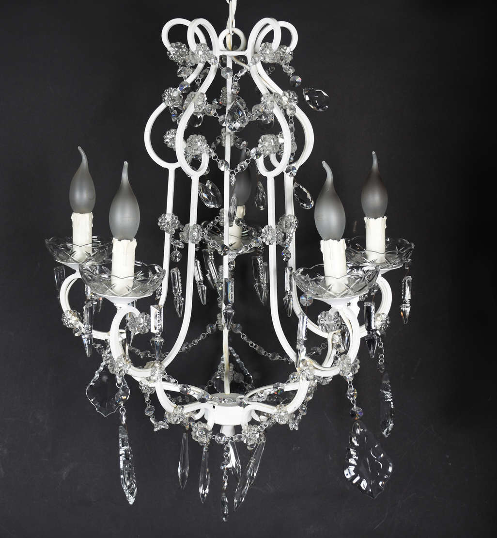 Lustre para 5 lâmpadas, estrutura de metal pintado de branco e contas... - foto 2 de 2