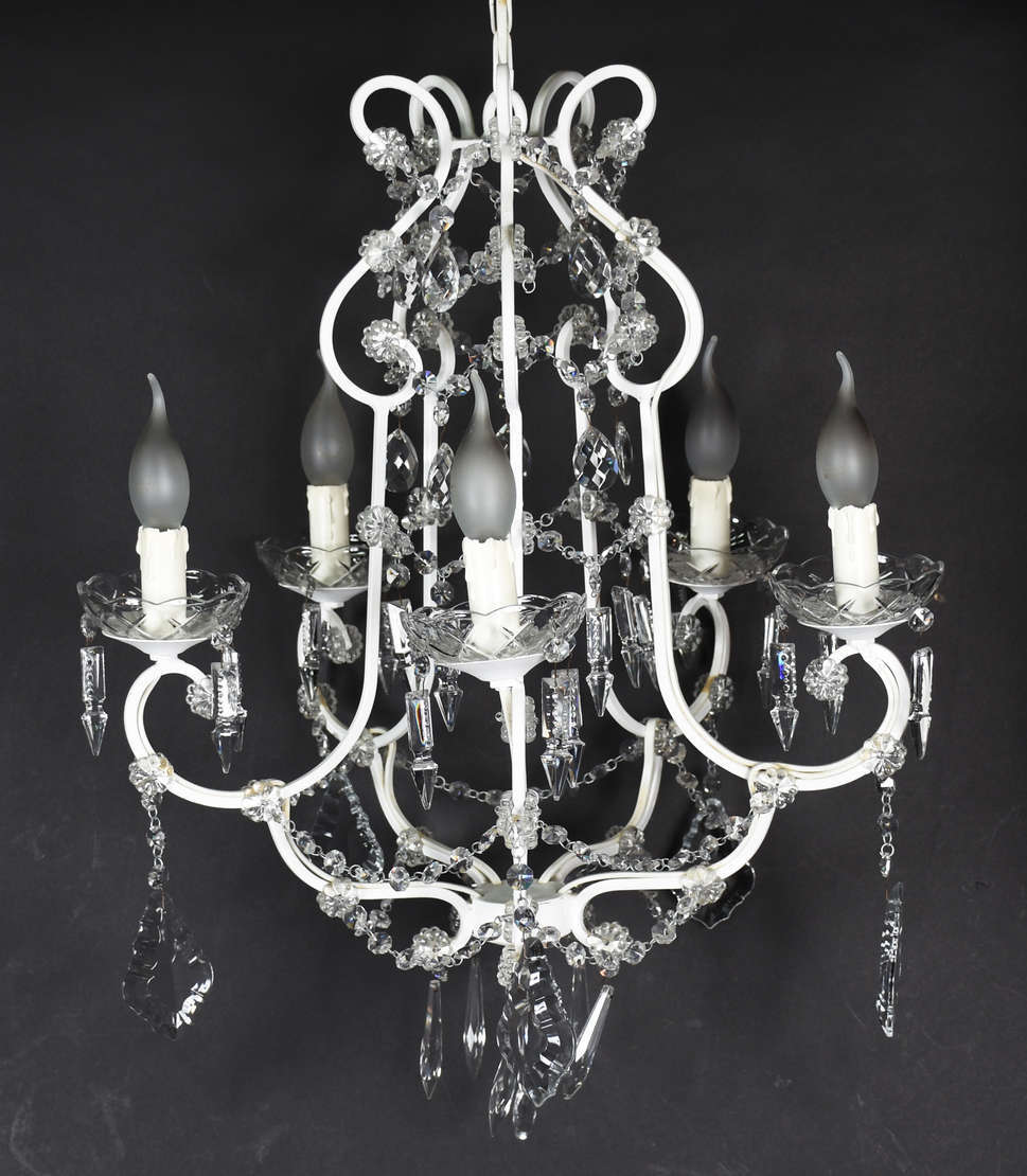 Lustre para 5 lâmpadas, estrutura de metal pintado de branco e contas... - foto 1 de 2