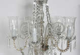 Lustre de cristal para 5 luzes, uma das mangas ... - Lustre de cristal para 5 luzes, uma das mangas com a borda colada.