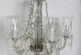 Lustre de cristal para 5 luzes, uma das mangas ... - Lustre de cristal para 5 luzes, uma das mangas com a borda colada.