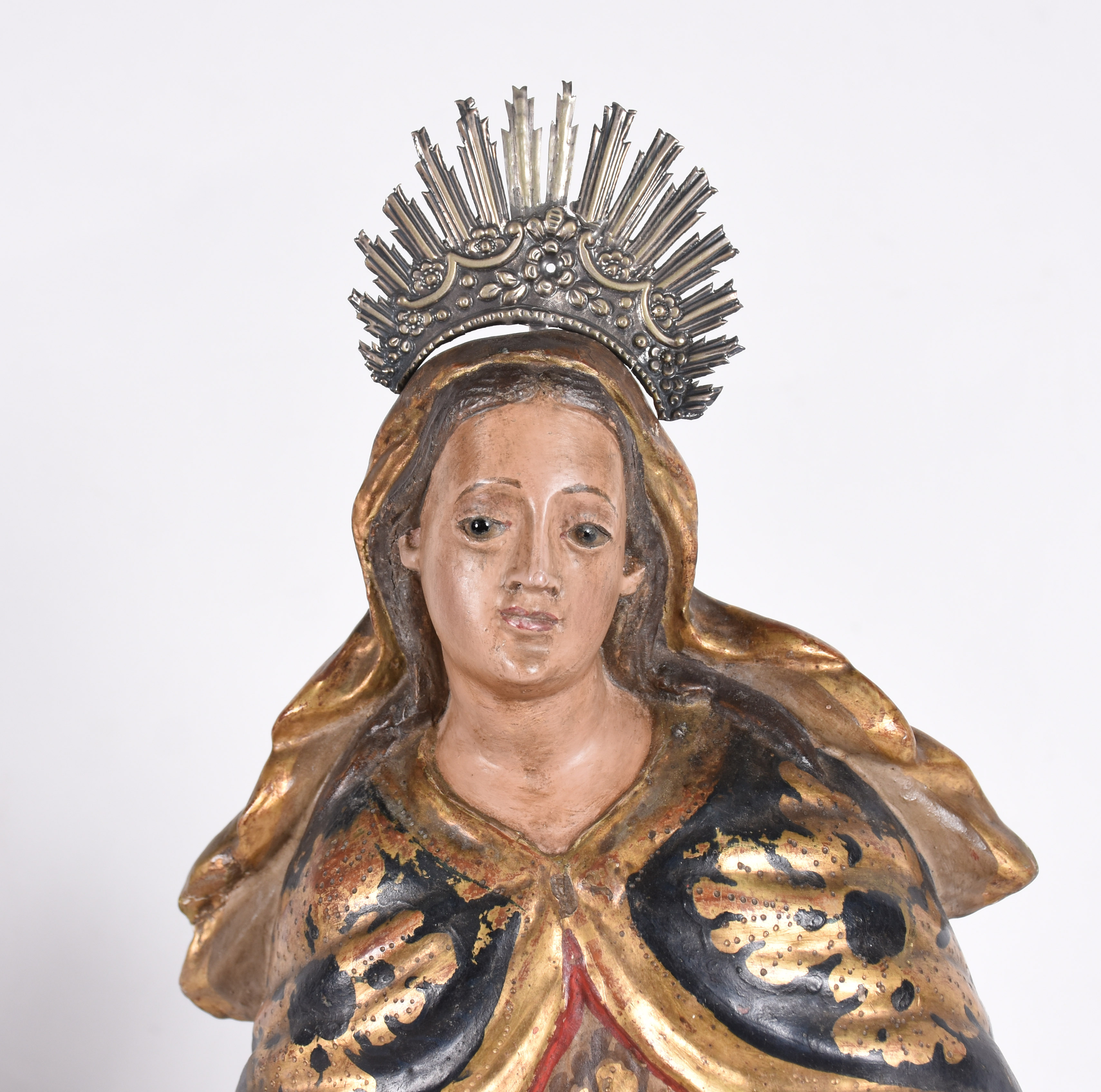 Belíssima imagem de madeira policromada e dourada, olhos de vidro e... - foto 2 de 3