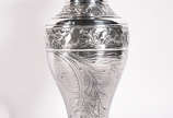 Vaso de prata francesa contrastada, ricamente c... - Vaso de prata francesa contrastada, ricamente cinzelado, base amassada.