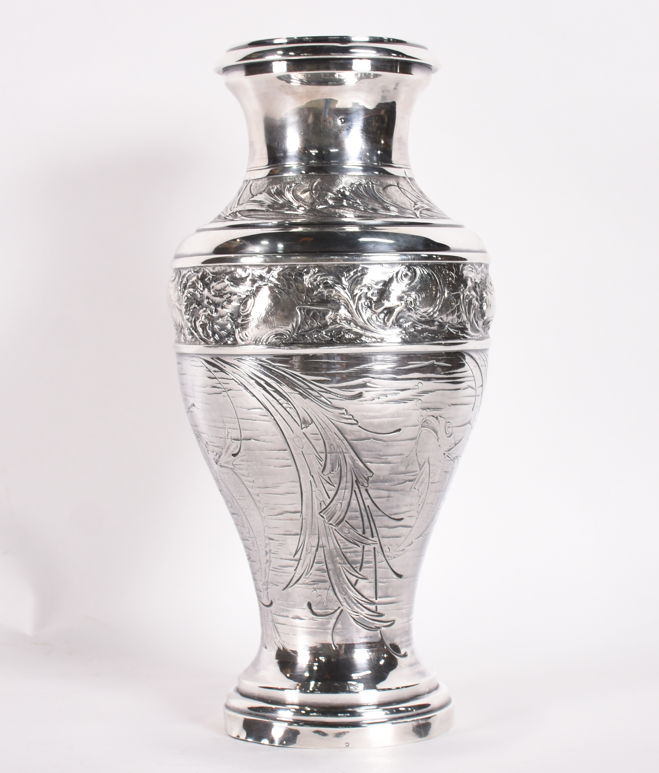 Vaso de prata francesa contrastada, ricamente cinzelado, base... - foto 1 de 5