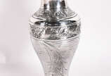 Vaso de prata francesa contrastada, ricamente c... - Vaso de prata francesa contrastada, ricamente cinzelado, base amassada.