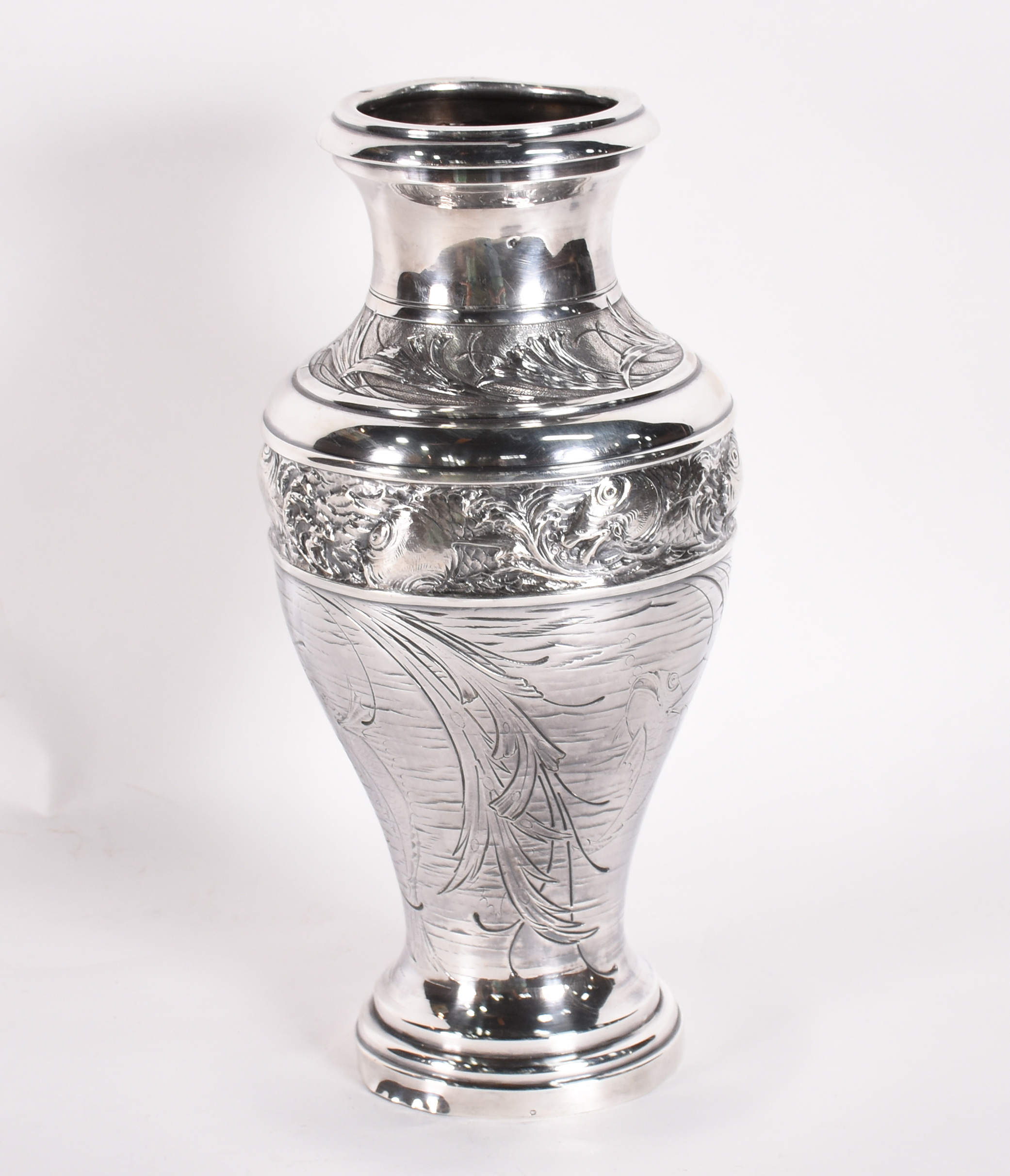 Vaso de prata francesa contrastada, ricamente cinzelado, base... - foto 2 de 5