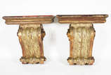 Par de belíssimas peanhas de madeira nobre com ... - Par de belíssimas peanhas de madeira nobre com resquícios de patina dourada, ricamente entalhada com concheados, tampos de mármore. Século XIX.