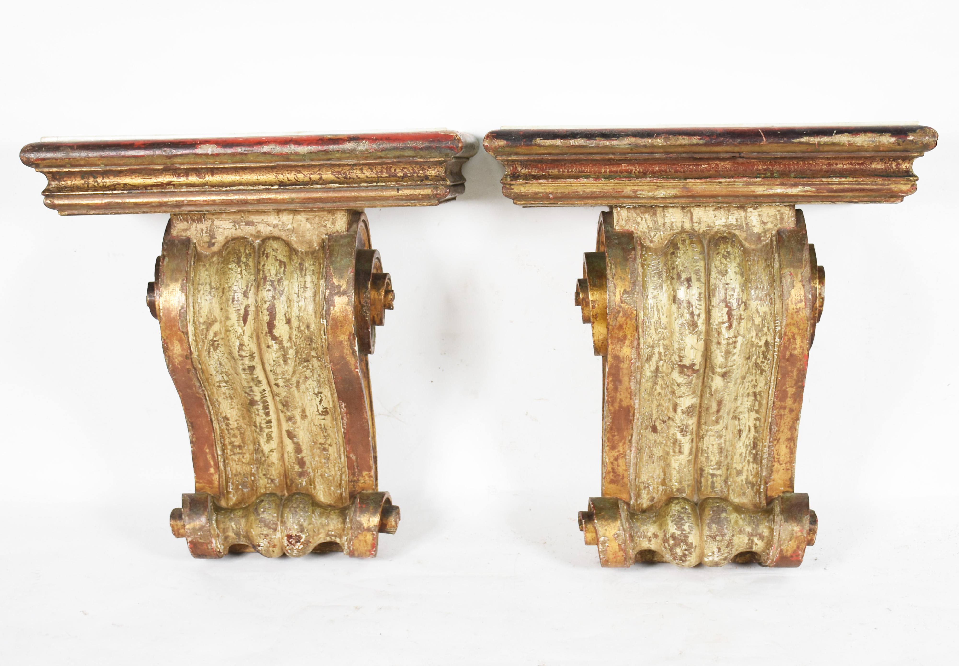 Par de belíssimas peanhas de madeira nobre com resquícios de patina... - foto 1 de 5