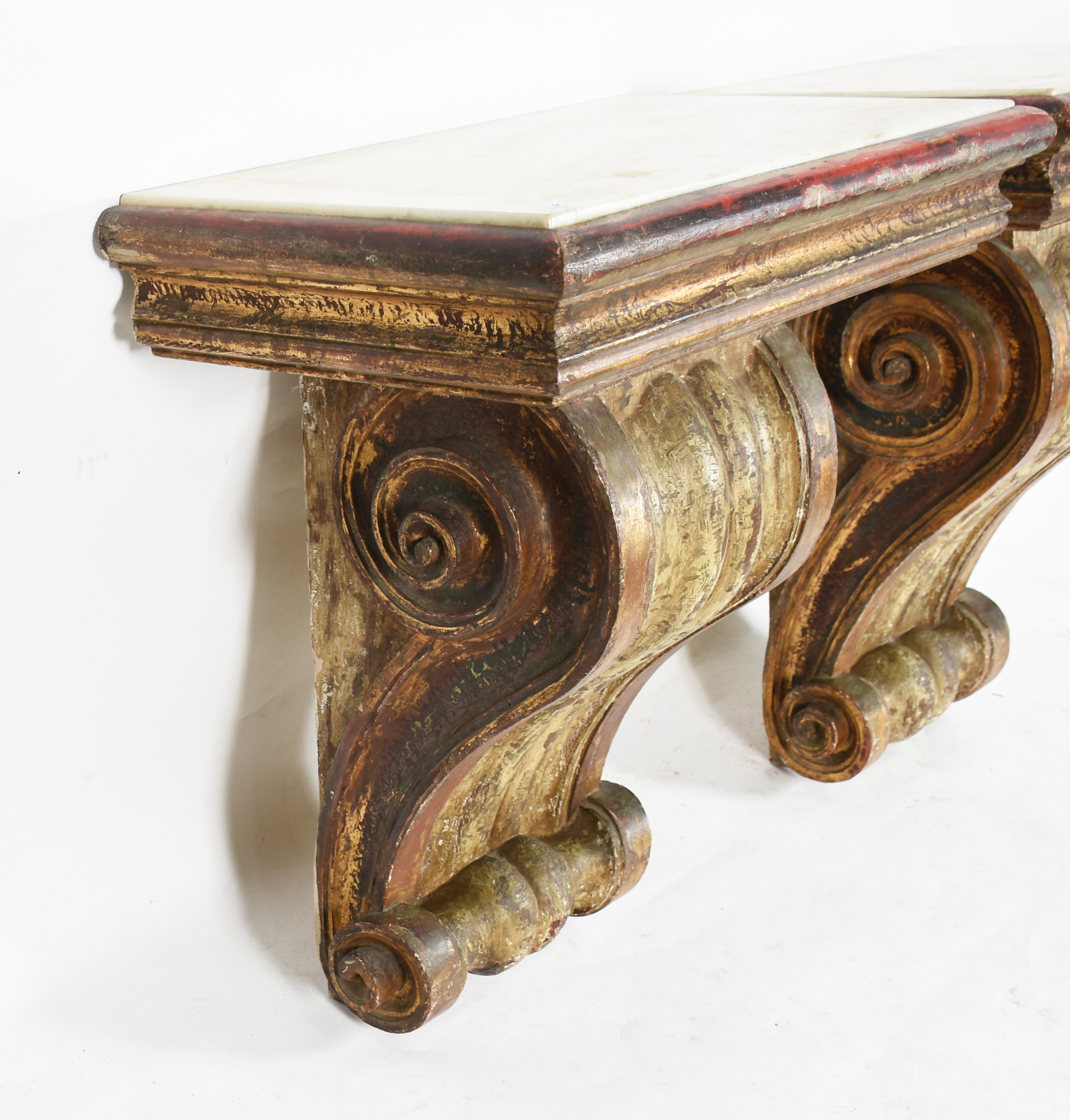Par de belíssimas peanhas de madeira nobre com resquícios de patina... - foto 2 de 5