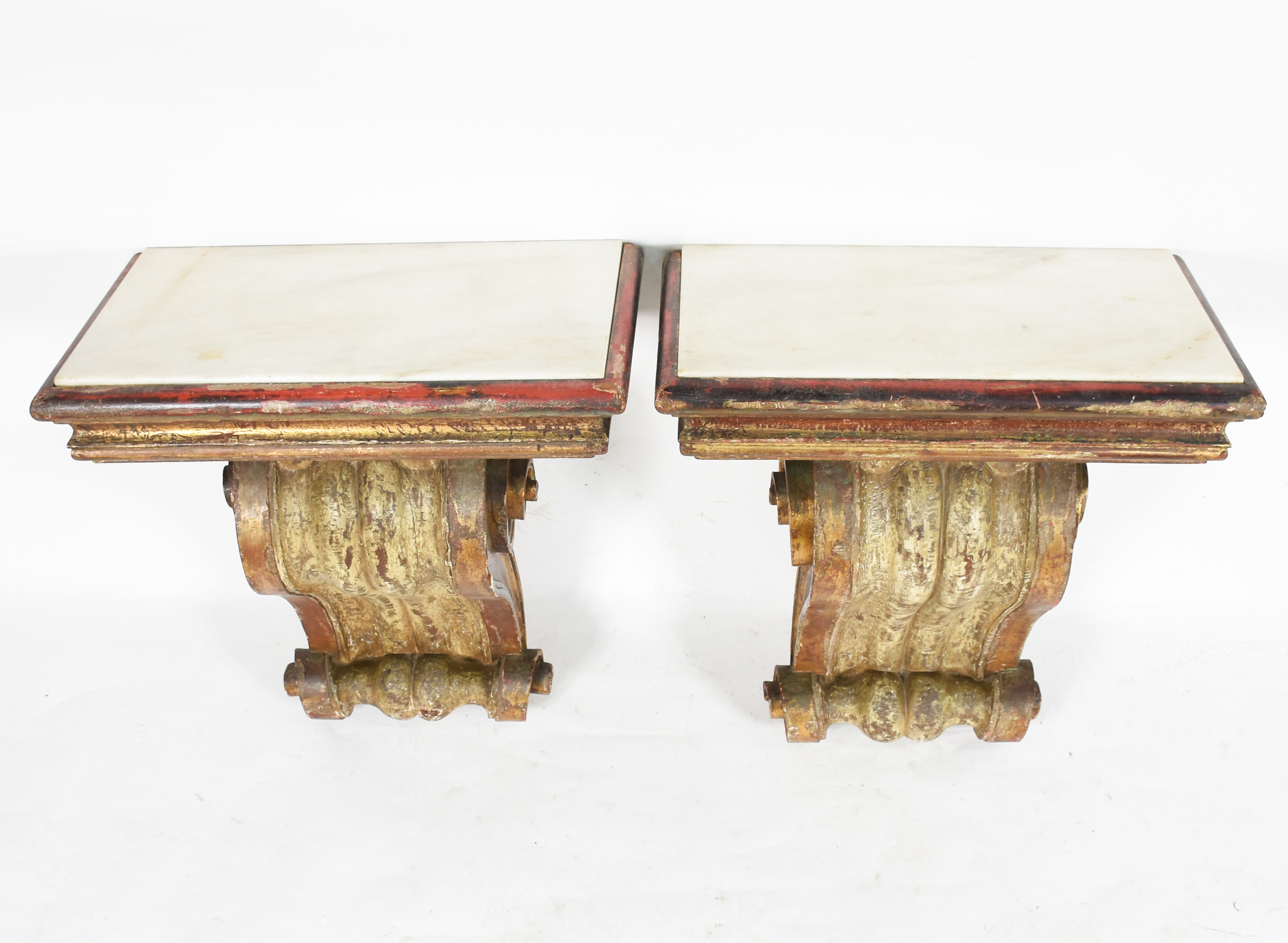Par de belíssimas peanhas de madeira nobre com resquícios de patina... - foto 4 de 5