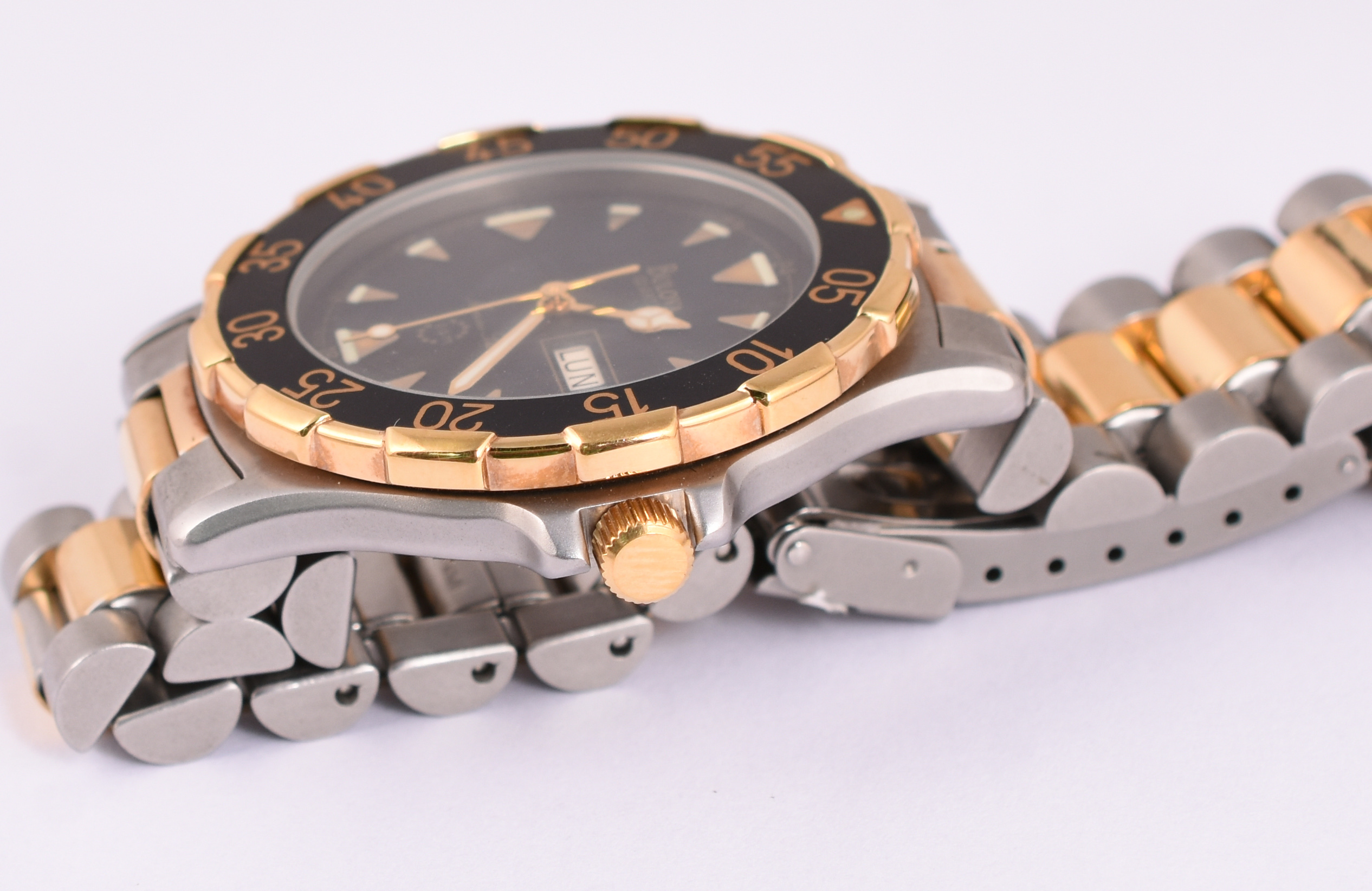 Relógio Bulova unissex, caixa e pulseira em aço dourado, calndário... - foto 2 de 4
