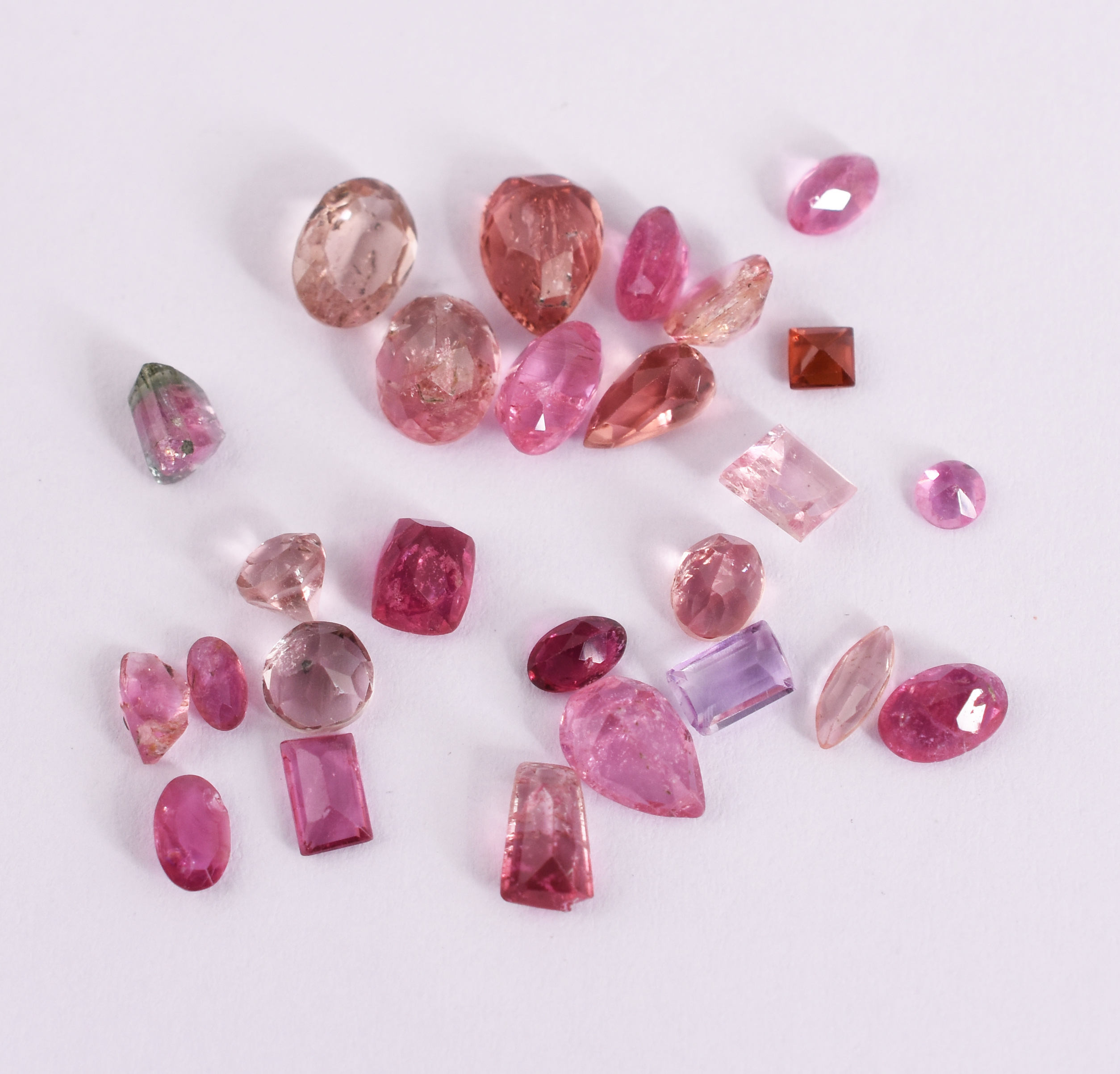 Vinte e cinco pedras de turmalina rosa. (por questão de segurança a... - foto 1 de 2