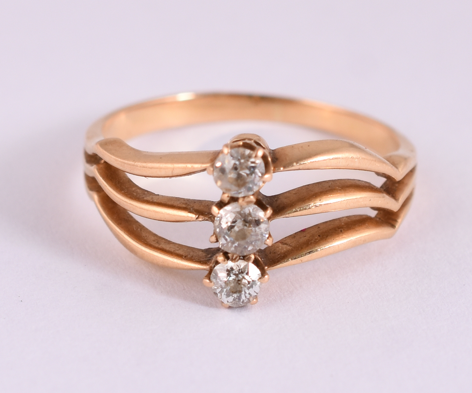 Anel de ouro amarelo 18 k e 3 brilhantes, aro 17. (por questão de... - foto 1 de 3