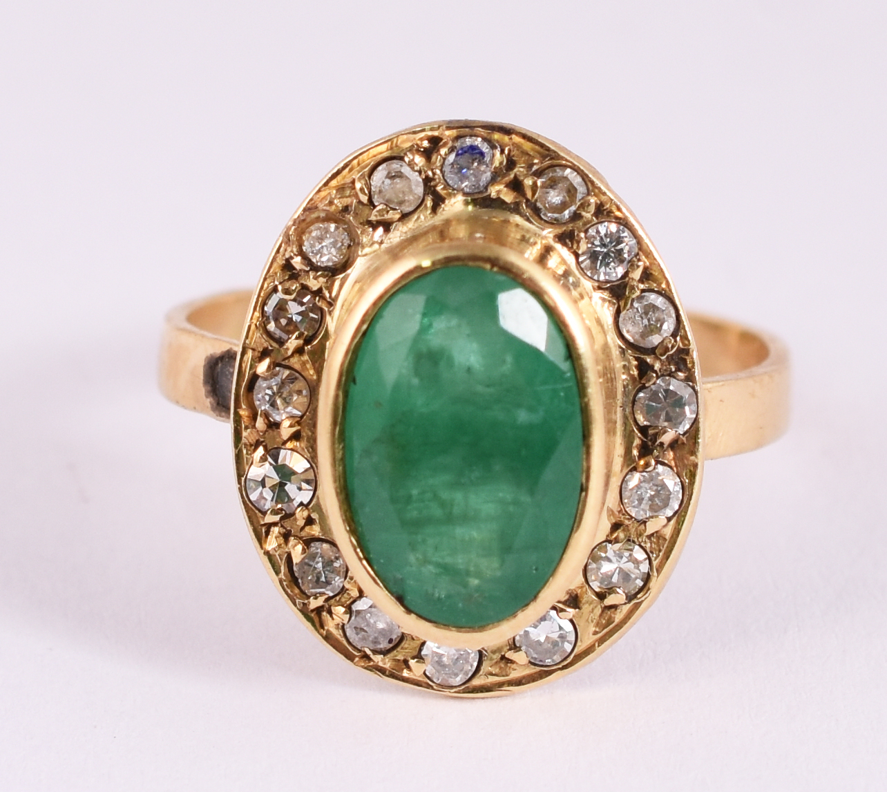 Anel de ouro amarelo 18 k. com 1 esmeralda e 20 brilhantes, aro 19... - foto 1 de 3