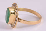 Anel de ouro amarelo 18 k. com 1 esmeralda e 20... - Anel de ouro amarelo 18 k. com 1 esmeralda e 20 brilhantes, aro 19. (por questão de segurança a peça não se encontra na loja)