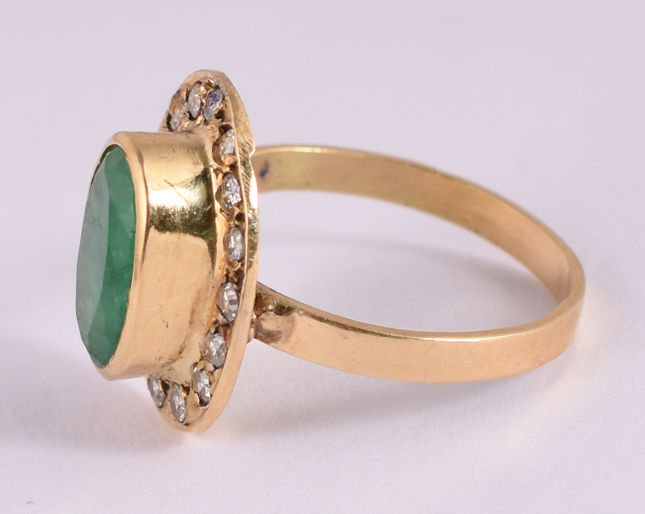 Anel de ouro amarelo 18 k. com 1 esmeralda e 20 brilhantes, aro 19... - foto 2 de 3