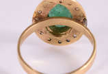 Anel de ouro amarelo 18 k. com 1 esmeralda e 20... - Anel de ouro amarelo 18 k. com 1 esmeralda e 20 brilhantes, aro 19. (por questão de segurança a peça não se encontra na loja)