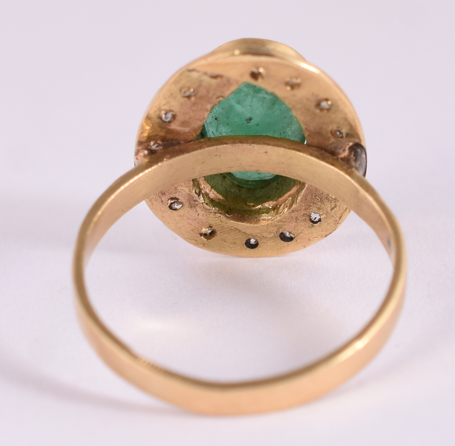 Anel de ouro amarelo 18 k. com 1 esmeralda e 20 brilhantes, aro 19... - foto 3 de 3