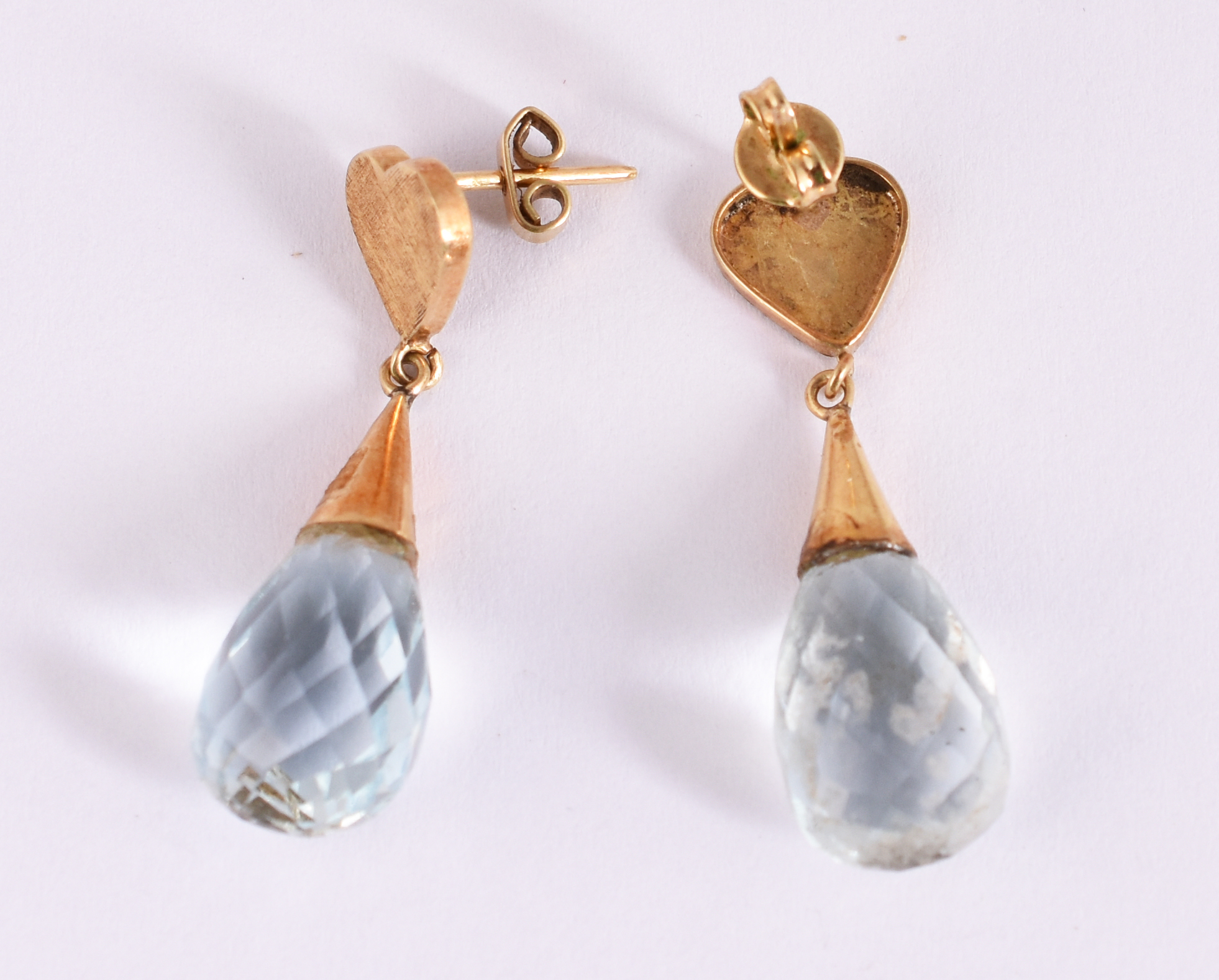 Par de brincos de ouro amarelo 18 k com gotas de topázio azul. (por... - foto 2 de 2
