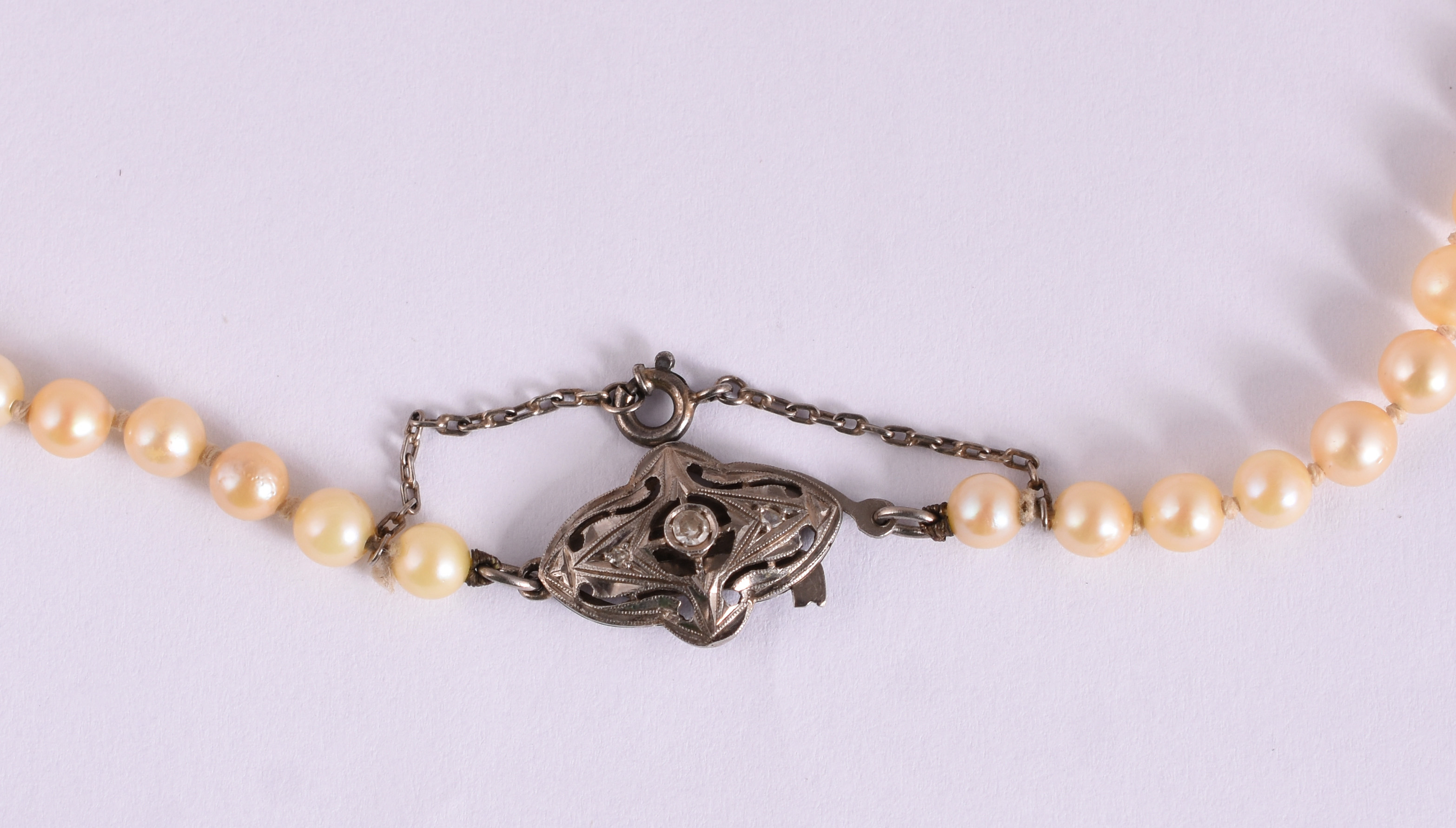 Colar de pérolas com 1 volta, fecho de ouro branco com brilhantes... - foto 1 de 3